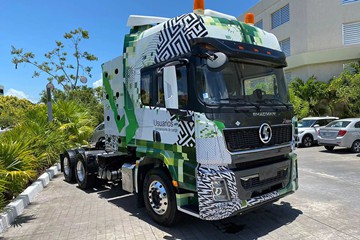 SHACMAN dévoile le tracteur X5000 6*4 GNC lors de la principale conférence su...